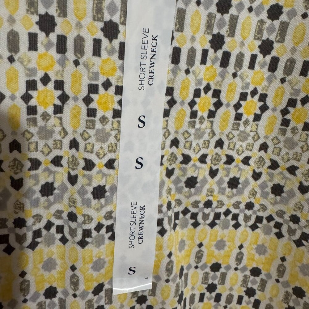 NWT   SPRING/SUMMER  GRAY & YELLOW PRINT  CLASSIC TEE   SMALL       #Z - Picture 7 of 8